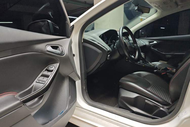 Used Ford Focus 2017 1.5T CTCC White and Black Limited Edition Driver Seat