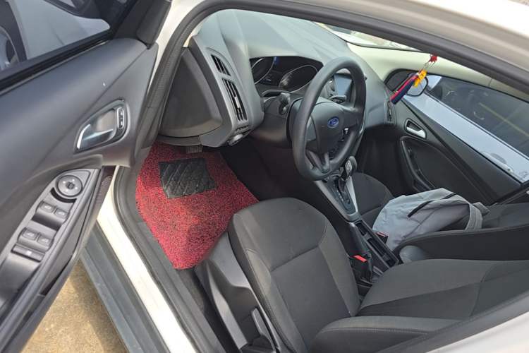 Used Ford Focus 2017 Hatchback 1.6L Automatic Comfort Plus SmartDrive Edition Driver Seat