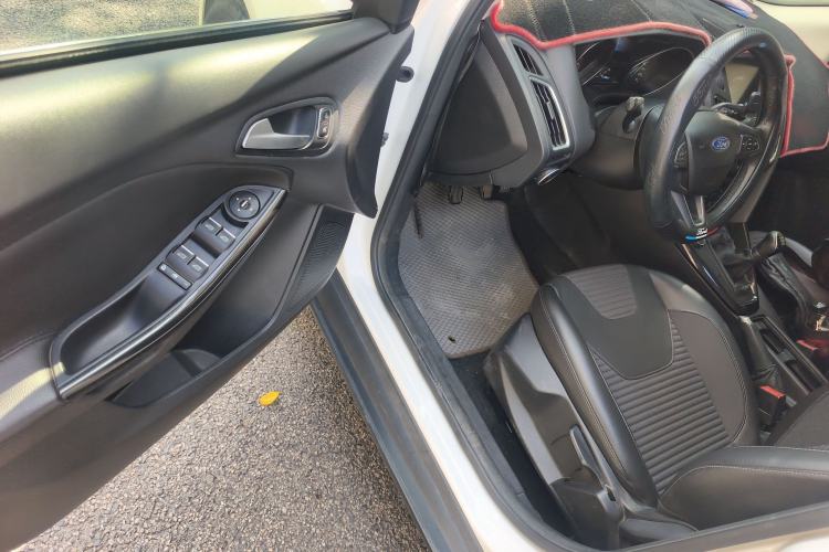 Used Ford Focus 2017 Sedan 1.6L Manual Fashion Edition Smart Drive Version Driver Seat