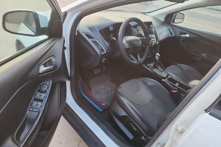 Used Ford Focus 2017 Sedan EcoBoost 125 Automatic Supreme Style SmartDrive Edition Driver Seat