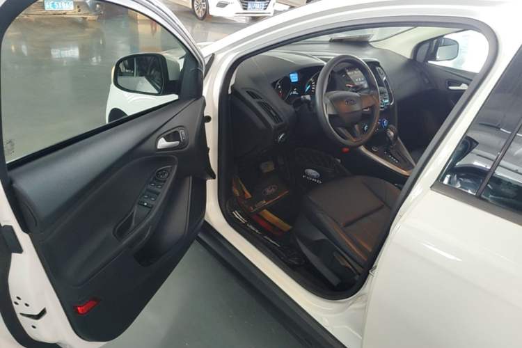 Used Ford Focus 2017 Hatchback 1.6L Automatic Comfort Plus SmartDrive Edition Driver Seat