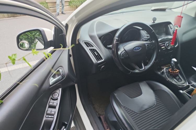 Used Ford Focus 2017 Sedan EcoBoost 125 Automatic Supreme Style SmartDrive Edition Driver Seat