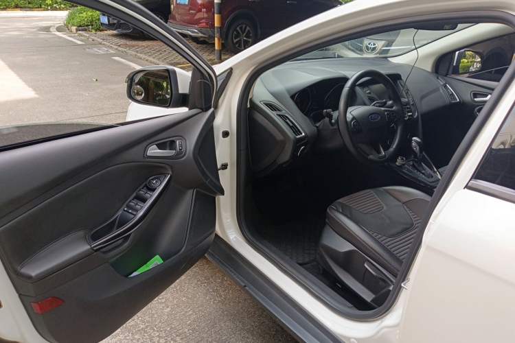 Used Ford Focus 2017 Sedan EcoBoost 125 Automatic Supreme Style SmartDrive Edition Driver Seat