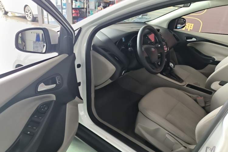 Used Ford Focus 2017 Sedan 1.6L Automatic Comfort Plus SmartDrive Edition Driver Seat
