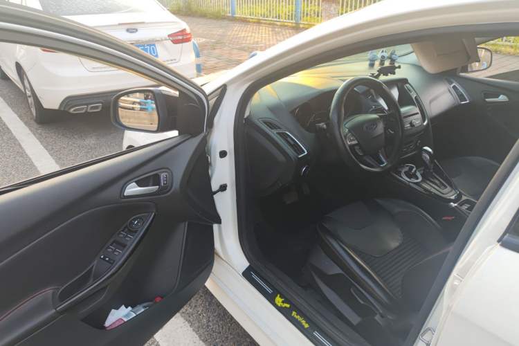 Used Ford Focus 2017 1.5T CTCC White and Black Limited Edition Driver Seat