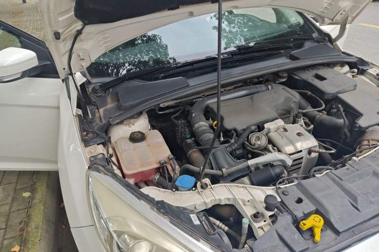 Used Ford Focus 2017 Sedan EcoBoost 125 Manual – Ultra-Style Edition with SmartDrive Features Engine Bay Right