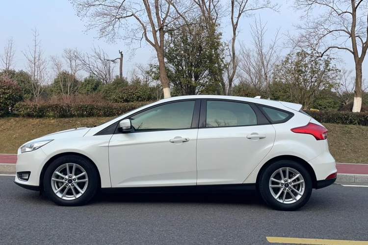 Used Ford Focus 2017 Hatchback EcoBoost 125 Automatic - Ultra-Powerful Style Edition with Smart Drive Features Exterior 2