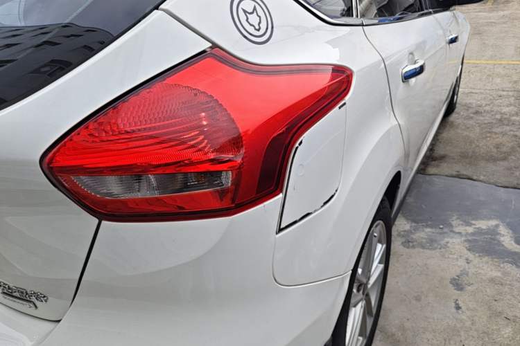 Used Ford Focus 2017 Hatchback EcoBoost 125 Automatic - Ultra-Powerful Style Edition with Smart Drive Features Exterior 3