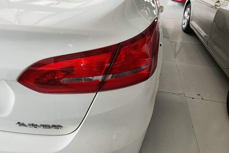 Used Ford Focus 2017 Sedan 1.6L Manual Fashion Edition Smart Drive Version Exterior 3