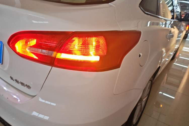 Used Ford Focus 2017 Sedan 1.6L Automatic Fashion Edition Smart Drive Version Exterior 3