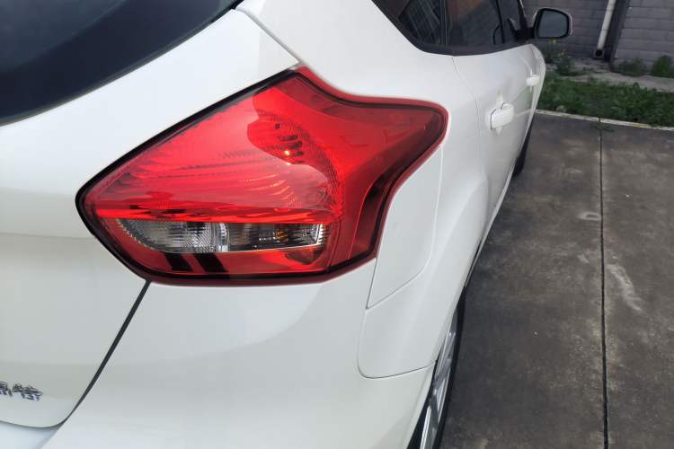 Used Ford Focus 2017 Hatchback 1.6L Automatic Fashion Edition Smart Drive Version Exterior 3