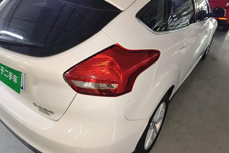 Used Ford Focus 2017 Hatchback EcoBoost 180 Automatic Elite Model Exterior 3