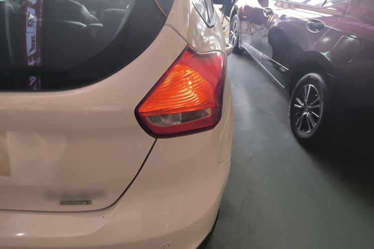 Used Ford Focus 2017 Hatchback EcoBoost 125 Automatic - Ultra-Powerful Style Edition with Smart Drive Features Exterior 3