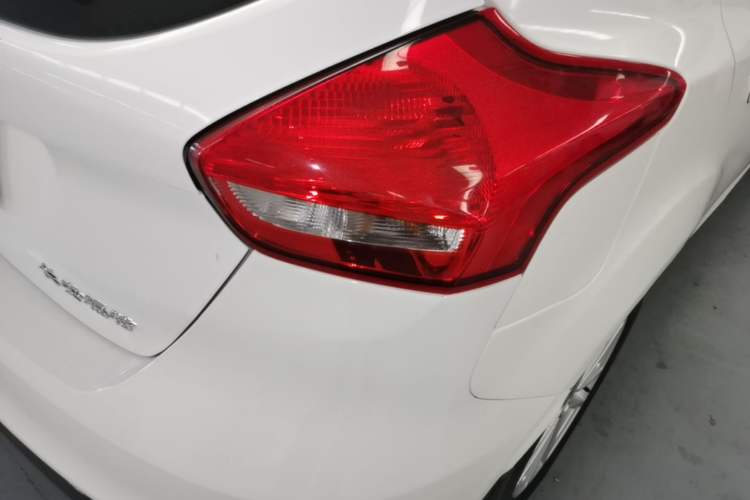 Used Ford Focus 2017 Hatchback 1.6L Automatic Fashion Edition Smart Drive Version Exterior 3