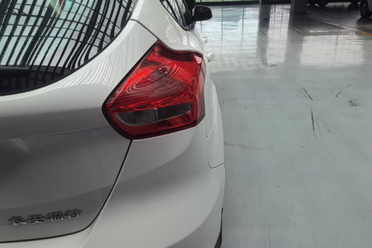 Used Ford Focus 2017 Hatchback 1.6L Automatic Comfort Plus SmartDrive Edition Exterior 3