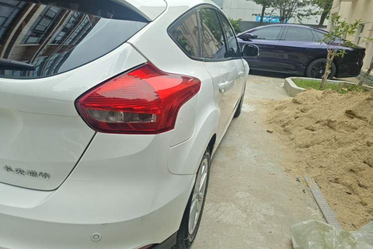 Used Ford Focus 2017 Hatchback 1.6L Automatic Fashion Edition Smart Drive Version Exterior 3