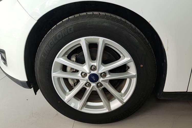 Used Ford Focus 2017 Sedan 1.6L Manual Fashion Edition Smart Drive Version Exterior 4
