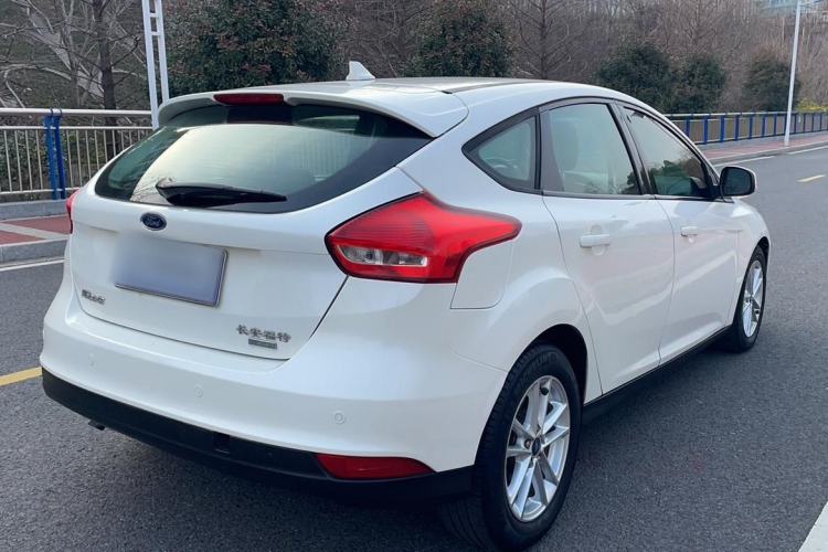 Used Ford Focus 2017 Hatchback EcoBoost 125 Automatic - Ultra-Powerful Style Edition with Smart Drive Features Exterior 4