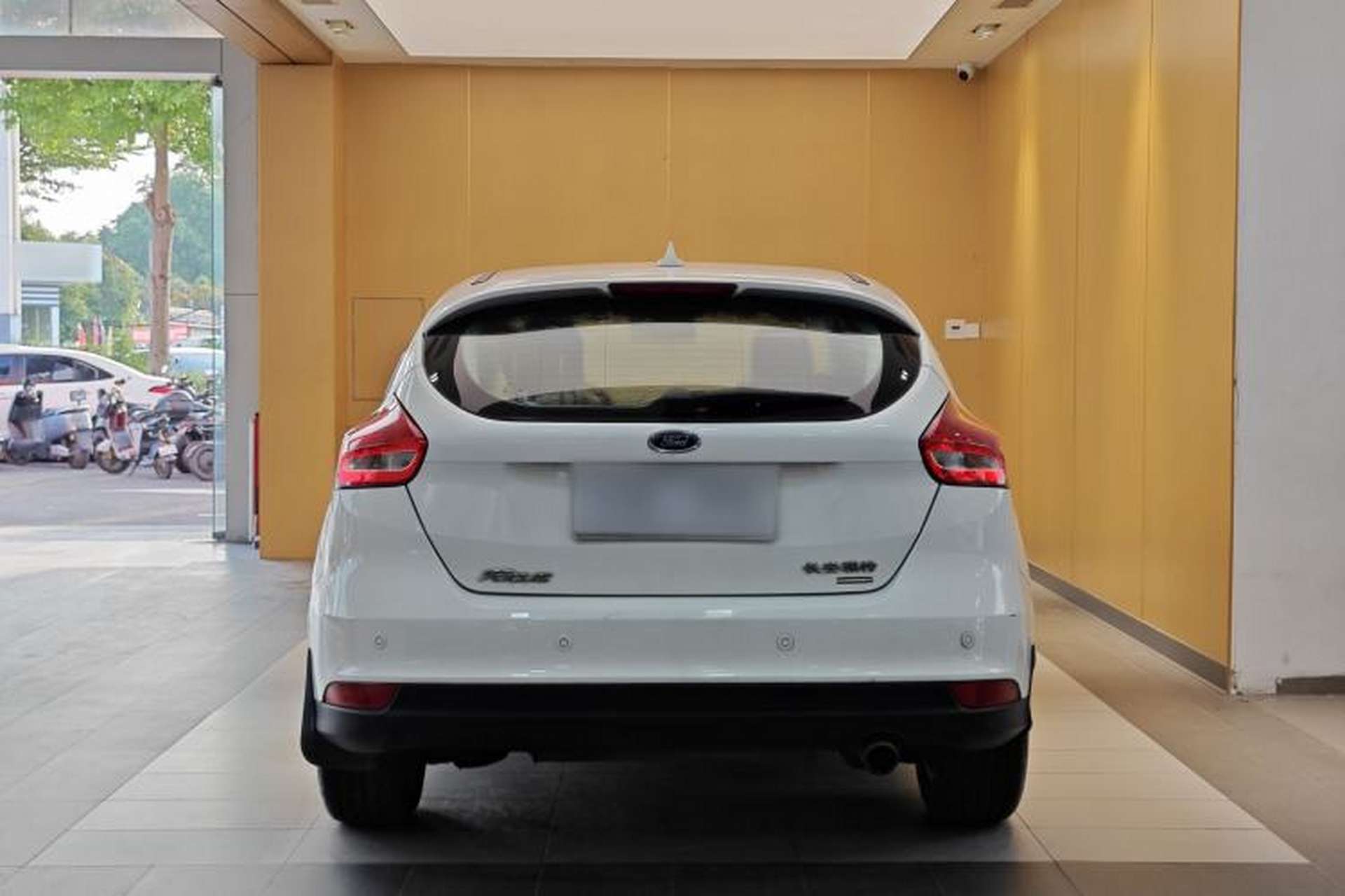 Used Ford Focus 2017 Hatchback EcoBoost 180 Automatic Elite Model Exterior 4