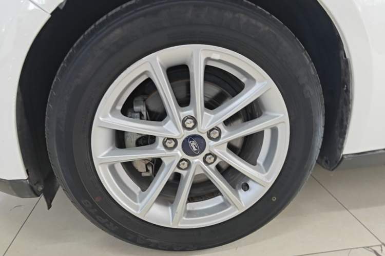 Used Ford Focus 2017 Sedan 1.6L Automatic Fashion Edition Smart Drive Version Exterior 4