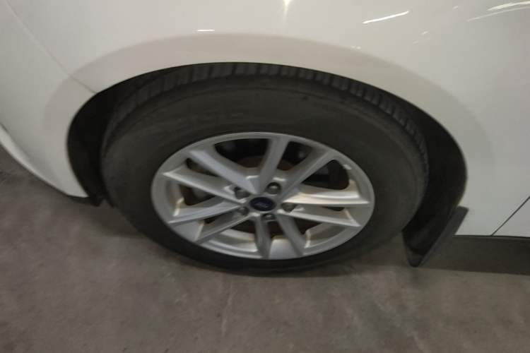 Used Ford Focus 2017 Sedan 1.6L Automatic Fashion Edition Smart Drive Version Exterior 4