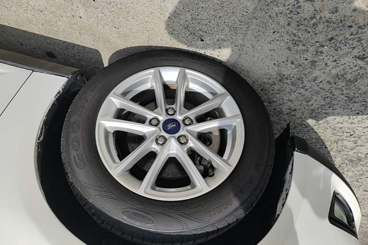 Used Ford Focus 2017 Sedan 1.6L Automatic Fashion Edition Smart Drive Version Exterior 4
