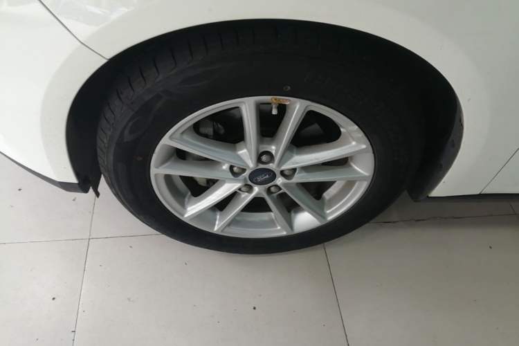 Used Ford Focus 2017 Sedan 1.6L Automatic Fashion Edition Smart Drive Version Exterior 4