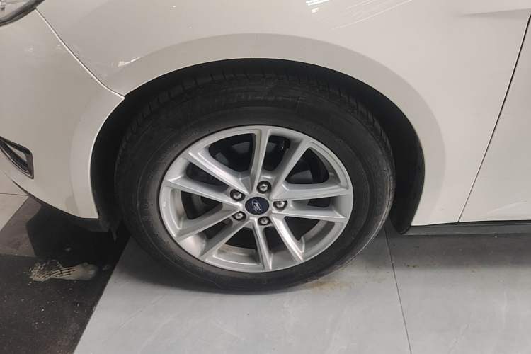 Used Ford Focus 2017 Hatchback 1.6L Automatic Fashion Edition Smart Drive Version Exterior 4