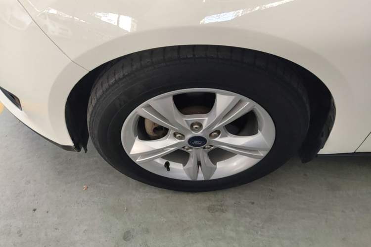 Used Ford Focus 2017 Sedan 1.6L Automatic Comfort Plus SmartDrive Edition Exterior 4