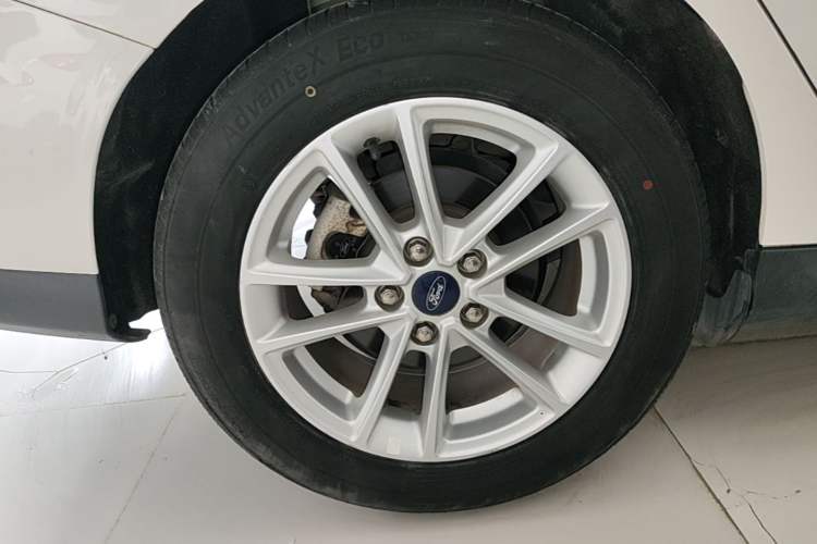 Used Ford Focus 2017 Sedan 1.6L Manual Fashion Edition Smart Drive Version Exterior 5