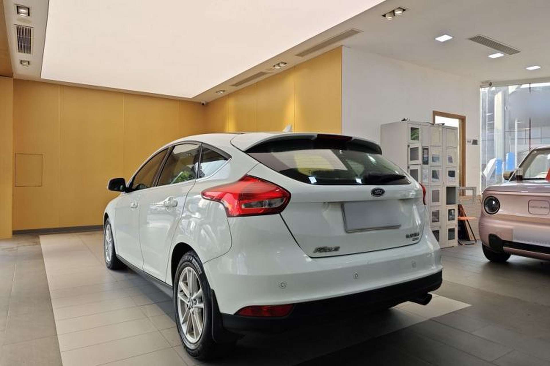 Used Ford Focus 2017 Hatchback EcoBoost 180 Automatic Elite Model Exterior 5