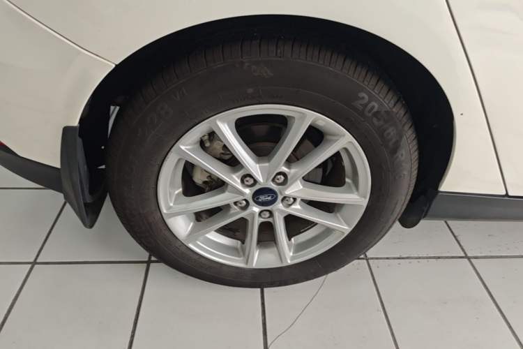 Used Ford Focus 2017 Hatchback 1.6L Automatic Fashion Edition Smart Drive Version Exterior 5