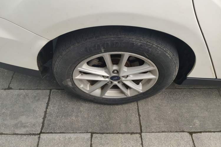 Used Ford Focus 2017 Sedan 1.6L Automatic Fashion Edition Smart Drive Version Exterior 5