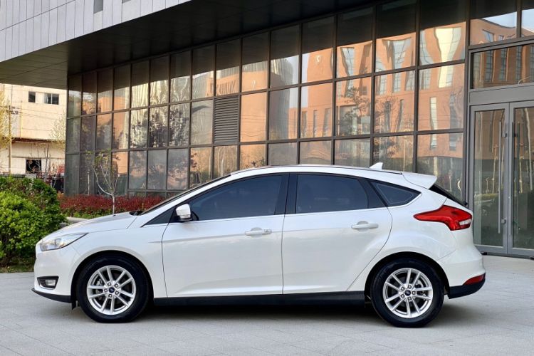 Used Ford Focus 2017 Hatchback EcoBoost 180 Automatic Elite Model Exterior 5