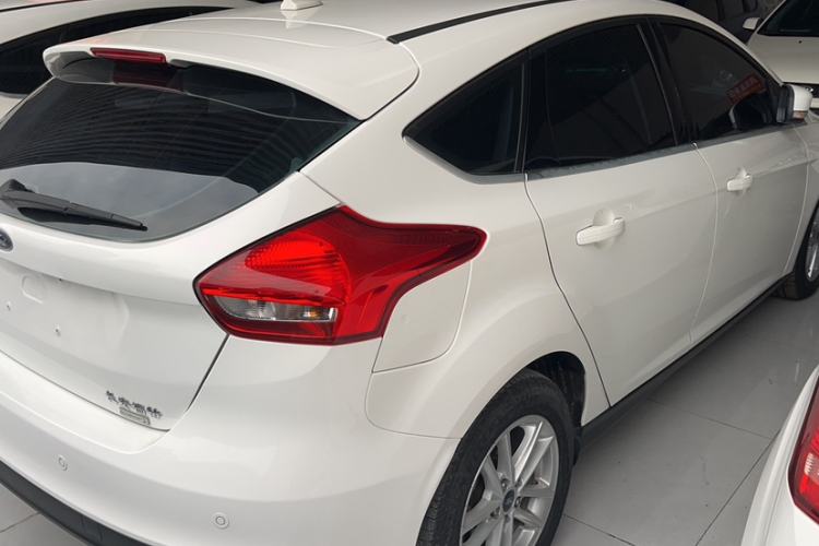Used Ford Focus 2017 Hatchback EcoBoost 180 Automatic Elite Model Exterior 6