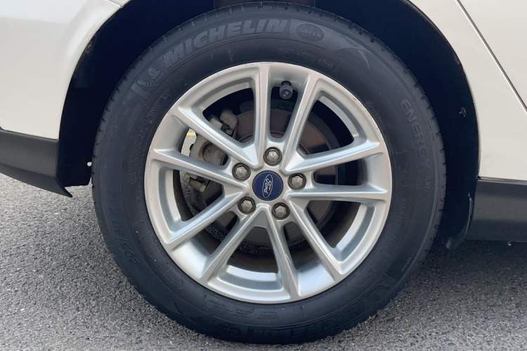 Used Ford Focus 2017 Hatchback EcoBoost 125 Automatic - Ultra-Powerful Style Edition with Smart Drive Features Exterior 8