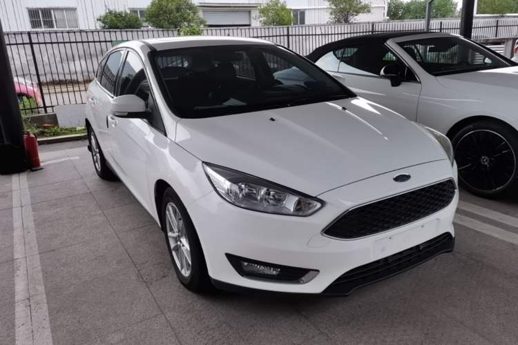 Used Ford Focus 2017 Hatchback EcoBoost 125 Automatic - Ultra-Powerful Style Edition with Smart Drive Features Front Right 45 Deg