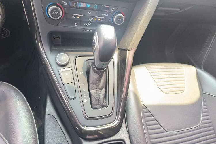 Used Ford Focus 2017 Sedan EcoBoost 180 Automatic Elite Model Gear Lever