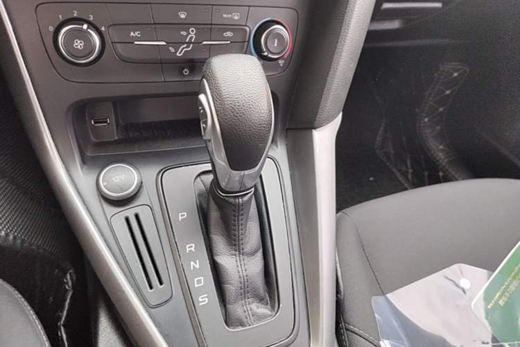 Used Ford Focus 2017 Hatchback 1.6L Automatic Comfort Plus SmartDrive Edition Gear Lever