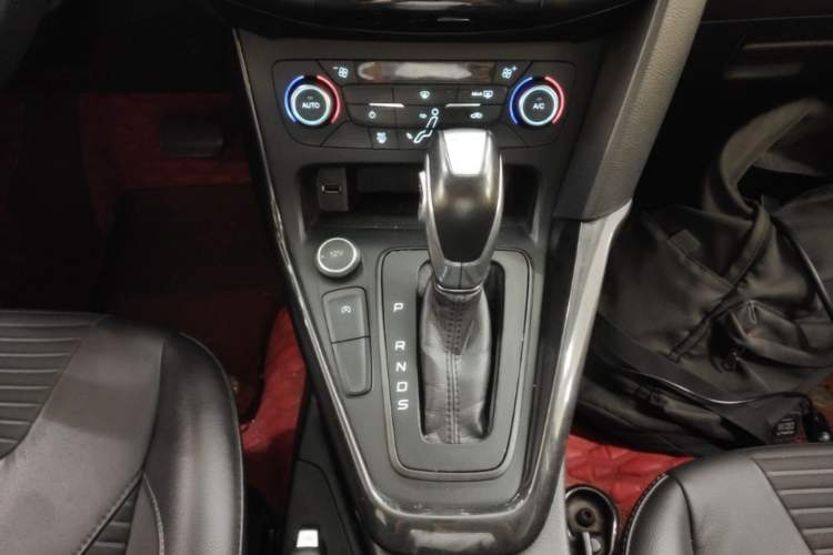 Used Ford Focus 2017 Hatchback EcoBoost 125 Automatic - Ultra-Powerful Style Edition with Smart Drive Features Gear Lever