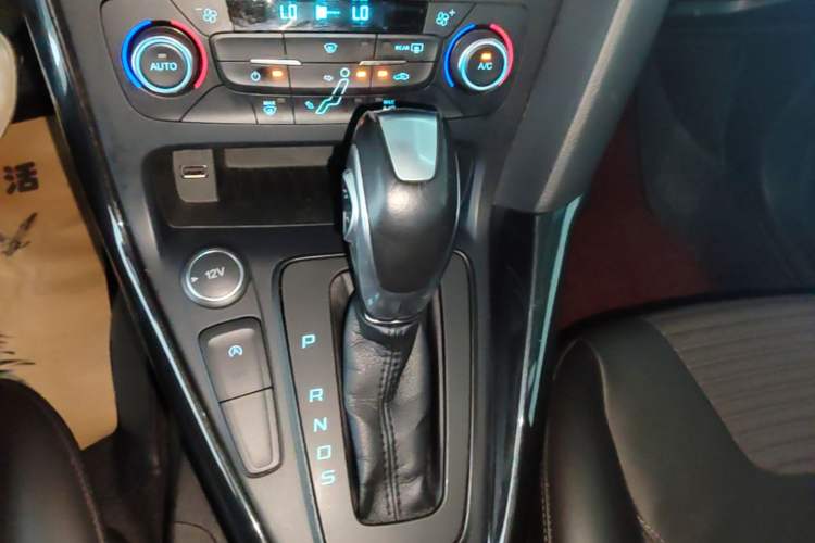 Used Ford Focus 2017 Hatchback EcoBoost 125 Automatic - Ultra-Powerful Style Edition with Smart Drive Features Gear Lever