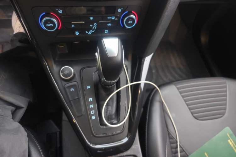 Used Ford Focus 2017 Sedan EcoBoost 125 Automatic Supreme Style SmartDrive Edition Gear Lever