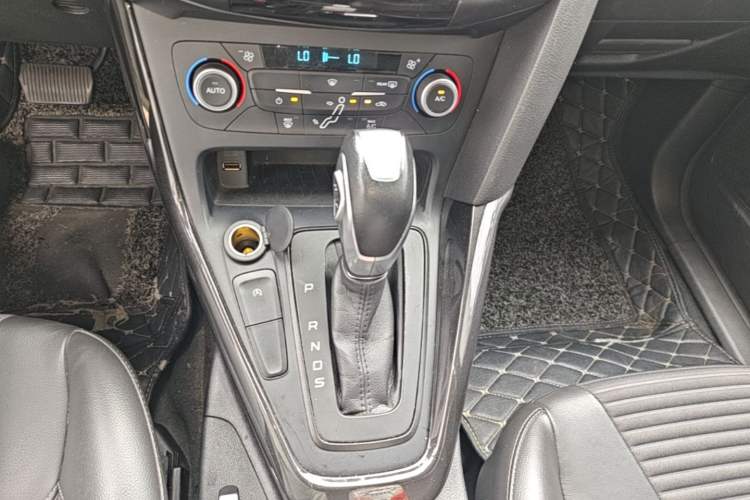 Used Ford Focus 2017 Hatchback EcoBoost 125 Automatic - Ultra-Powerful Style Edition with Smart Drive Features Gear Lever