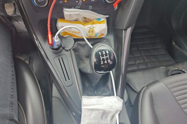 Used Ford Focus 2017 Sedan EcoBoost 125 Manual – Ultra-Style Edition with SmartDrive Features Gear Lever