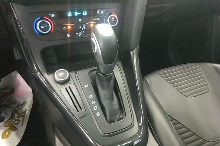 Used Ford Focus 2017 Hatchback 1.6L Automatic Fashion Edition Smart Drive Version Gear Lever