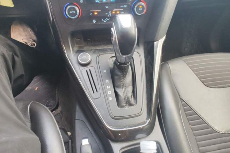 Used Ford Focus 2017 Hatchback 1.6L Automatic Fashion Edition Smart Drive Version Gear Lever