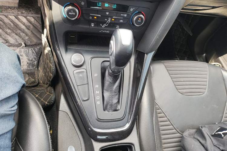 Used Ford Focus 2017 Sedan EcoBoost 180 Automatic Elite Model Gear Lever