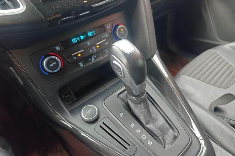 Used Ford Focus 2017 Hatchback 1.6L Automatic Fashion Edition Smart Drive Version Gear Lever