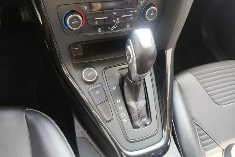 Used Ford Focus 2017 Sedan EcoBoost 125 Automatic Supreme Style SmartDrive Edition Gear Lever