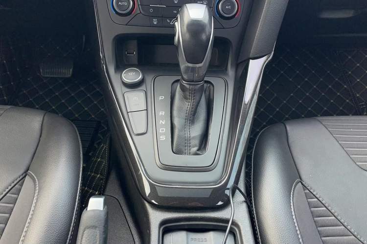 Used Ford Focus 2017 Hatchback EcoBoost 125 Automatic - Ultra-Powerful Style Edition with Smart Drive Features Gear Lever